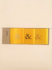 Twee gele linten met gouden letters