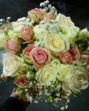 Bruidsboeket roze, witte rozen.