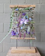 Zijden bloemen in houten frame